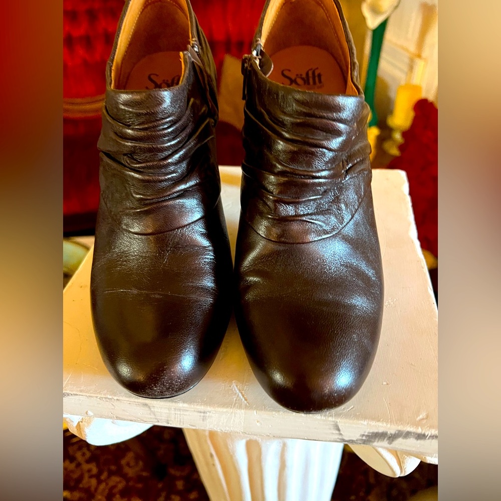 Softfit size 9 leather heeled booties. Brown and in style. Very cute.